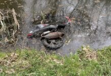 Roller im Eifelkreis in Teich „entsorgt“ — Betriebsstoffe noch im Fahrzeug