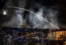 Glutnester im Rumpf: Schwierige Löscharbeiten bei Schiffsbrand im Saarland