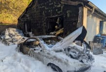 Wohnhausbrand: Feuer greift von abgestellten PKW auf Gebäude über