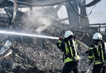 Großbrand: Feuer in Recyclingfirma schwelt weiter