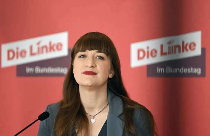 Linkenfraktionschefin Heidi Reichinnek steht an einem Rednerpult