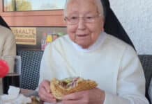 Nach Wallfahrt nach Trier: Klosterschwester isst mit 92 ersten Döner – Millionenhit im Netz