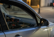 Nach Saufnacht: Mann wacht im fremden Auto auf – am Morgen wird’s kurios! Geparktes Auto mit geöffnetem Fenster bei Nacht als Symbolbild für einen betrunkenen Mann, der in Frankenthal in einem fremden Fahrzeug eingeschlafen ist