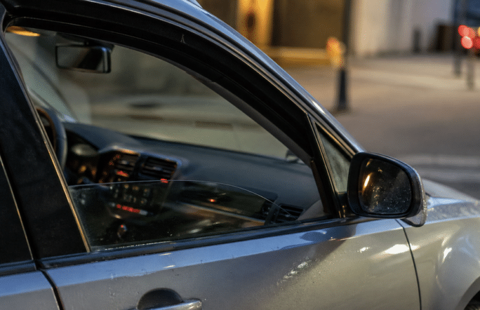 Geparktes Auto mit geöffnetem Fenster bei Nacht als Symbolbild für einen betrunkenen Mann, der in Frankenthal in einem fremden Fahrzeug eingeschlafen ist
