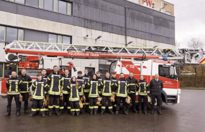 Neue Feuerwehrleute der Freiwilligen Feuerwehr Trier nach erfolgreicher Truppmannausbildung in Ehrang