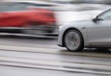 Region: Halsbrecherisches Überholen auf Landstraße — PKW auf Seitenstreifen gedrängt