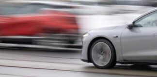 Region: Halsbrecherisches Überholen auf Landstraße — PKW auf Seitenstreifen gedrängt