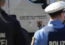 500-Kilo-Weltkriegsbombe wird auf Baggerschiff auf der Mosel entschärft