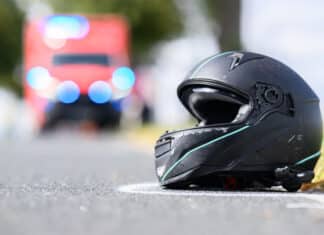 Motorrad gerät in Gegenverkehr – Fahrer schwer verletzt