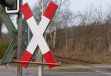Sattelschlepper rangiert auf Bahnübergang – Schranken kaputt Bahnschranke.