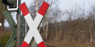 Sattelschlepper rangiert auf Bahnübergang – Schranken kaputt Bahnschranke.