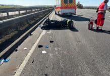 Biker kracht in Pkw – Schwerverletzter und Vollsperrung auf der A6
