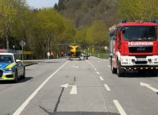 Schwangere Frau überschlägt sich mit Auto