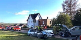 RLP: Schwerer Frontalcrash auf L255 mit 3 Pkw – Vier Verletzte
