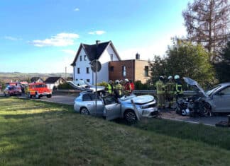 RLP: Schwerer Frontalcrash auf L255 mit 3 Pkw – Vier Verletzte