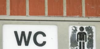 Eskalation auf Rastplatz: Schmutzige Toilette löst Streit aus