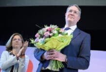 Trotz Wahlniederlage: Alexander Schweitzer wird Chef der SPD-Landtagsfraktion Mann mit Blumenstrauß auf Bühne