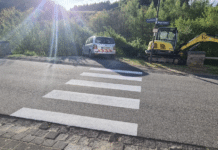 Zebrastreifen-Fake in Dhronecken: „Künstler“ pinseln Fußgängerüberweg auf Straße – Polizei ermittelt