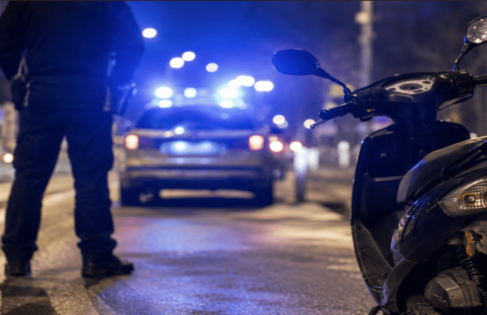 Polizeikontrolle in Trier nach Schlangenlinienfahrt eines Rollerfahrers unter Alkoholverdacht in der Zurmaiener Straße.