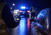 Bernkastel-Kues: Polizei zieht sturzbetrunkenen Fahrer aus dem Verkehr – Promillewert überrascht! Polizeikontrolle bei Nacht mit Alkoholtest: Zwei Autofahrer in Rheinland-Pfalz mit drei und 2,72 Promille gestoppt.