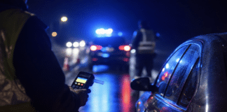 Bernkastel-Kues: Polizei zieht sturzbetrunkenen Fahrer aus dem Verkehr – Promillewert überrascht! Polizeikontrolle bei Nacht mit Alkoholtest: Zwei Autofahrer in Rheinland-Pfalz mit drei und 2,72 Promille gestoppt.