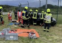 B421: Schwerer Unfall mit vier Verletzten – Person von Feuerwehr aus PKW gerettet