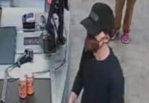 Überfall im Saarland: Kassiererin mit Kurzwaffe bedroht – Polizei fahndet nach Unbekanntem