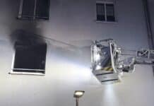 Update: Flammen schlugen aus Fenster – Wohnungsbrand in Heiligkreuz am späten Abend