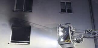 Update: Flammen schlugen aus Fenster – Wohnungsbrand in Heiligkreuz am späten Abend
