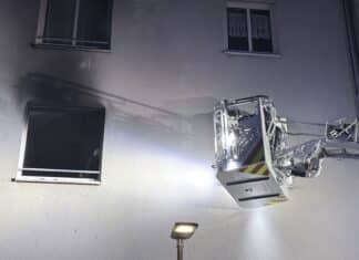 Update: Flammen schlugen aus Fenster – Wohnungsbrand in Heiligkreuz am späten Abend