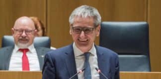 Scheidender Landtagspräsident Hering: Demokratie muss wehrhaft sein