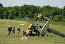 Flugunfall im Westerwald: Kleinflugzeug kippt bei Landung – Pilot ins Krankenhaus