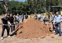 Pellingen: Erster Spatenstich für neuen Kunstrasenplatz – „mehr als nur ein Sportplatz“