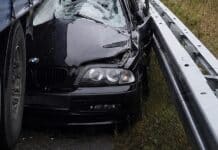 RLP: Unfall auf Autobahn – PKW zwischen Gliederzug und Schutzplanke eingeklemmt