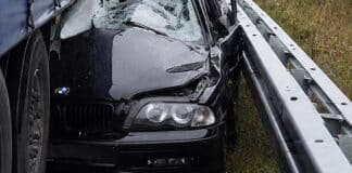 RLP: Unfall auf Autobahn – PKW zwischen Gliederzug und Schutzplanke eingeklemmt