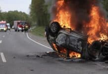 PKW überschlägt sich auf B51 und gerät in Brand: Ein Toter und ein Schwerverletzter