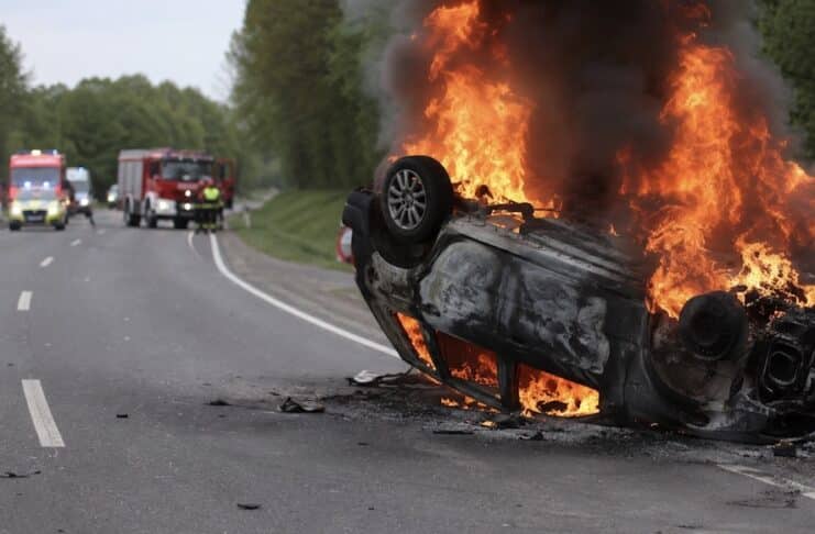PKW überschlägt sich auf B51 und gerät in Brand: Ein Toter und ein Schwerverletzter