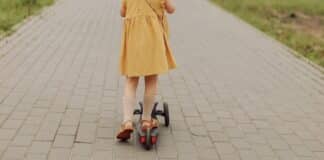 RLP: Kind (8) auf Tretroller von PKW angefahren – PKW-Fahrer haut ab