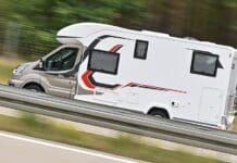Luxemburg: Camper kippt nach Unfall mit PKW — Sperrung auf Autobahn
