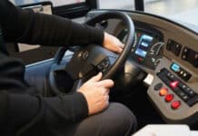 Hilfsbereiter Busfahrer rettet Ausflug von Senioren