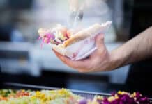 Döner-Wurf löst handfesten Streit aus: Mehrere Verletzte