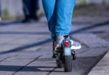 17-Jähriger flieht auf E-Scooter vor Polizei – dann Beamte getreten, geschlagen und beleidigt