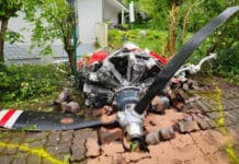 UPDATE: Trümmerfeld im Wohngebiet – Zwei Tote bei Absturz eines Kleinflugzeuges