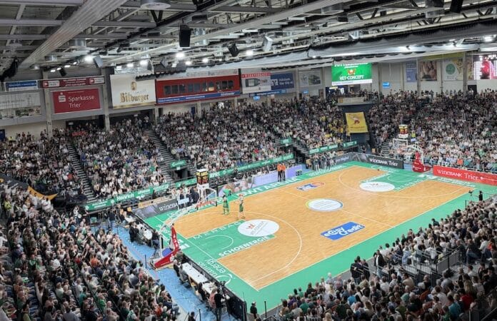 Gladiators Trier Heimspiel in der SWT Arena Trier vor voller Kulisse in der easyCredit BBL