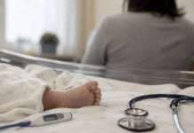 Hochansteckend und für Babys gefährlich: Keuchhustenfälle in Rheinland-Pfalz steigen deutlich Keuchhusten Rheinland-Pfalz: Symbolbild mit Säugling, Thermometer und Stethoskop zur Warnung vor Pertussis.