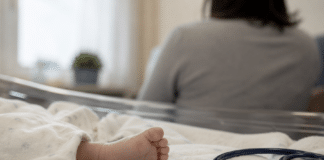 Hochansteckend und für Babys gefährlich: Keuchhustenfälle in Rheinland-Pfalz steigen deutlich Keuchhusten Rheinland-Pfalz: Symbolbild mit Säugling, Thermometer und Stethoskop zur Warnung vor Pertussis.