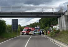 Lkw mit Bagger rammt Fußgängerbrücke – Bundesstraße gesperrt