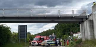 Lkw mit Bagger rammt Fußgängerbrücke – Bundesstraße gesperrt