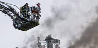 Rauchsäule über der Landeshauptstadt – Doppelhaus brennt