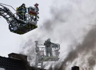 Rauchsäule über der Landeshauptstadt – Doppelhaus brennt